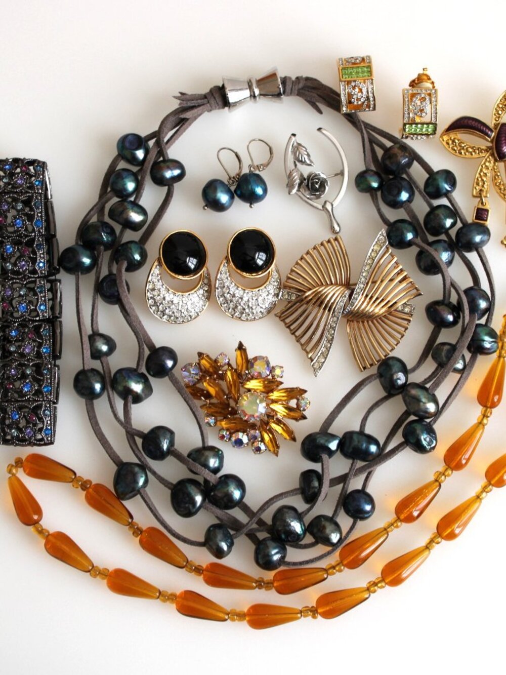 LOT 18. SIGNED AND UNSIGNED VINTAGE JEWELRY, GEMSTONES, ART GLASS, STERLING SILV